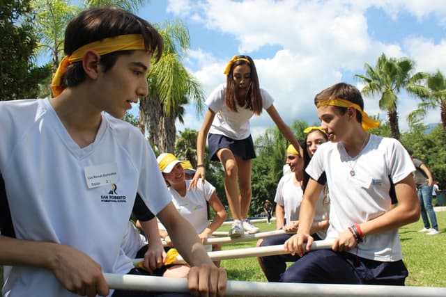 Niños en actividades creativas, resolviendo desafíos y aprendiendo habilidades de liderazgo.