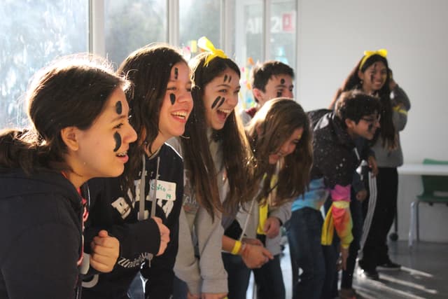 Grupo de niños en actividades creativas, fomentando la inspiración y la colaboración en equipo.