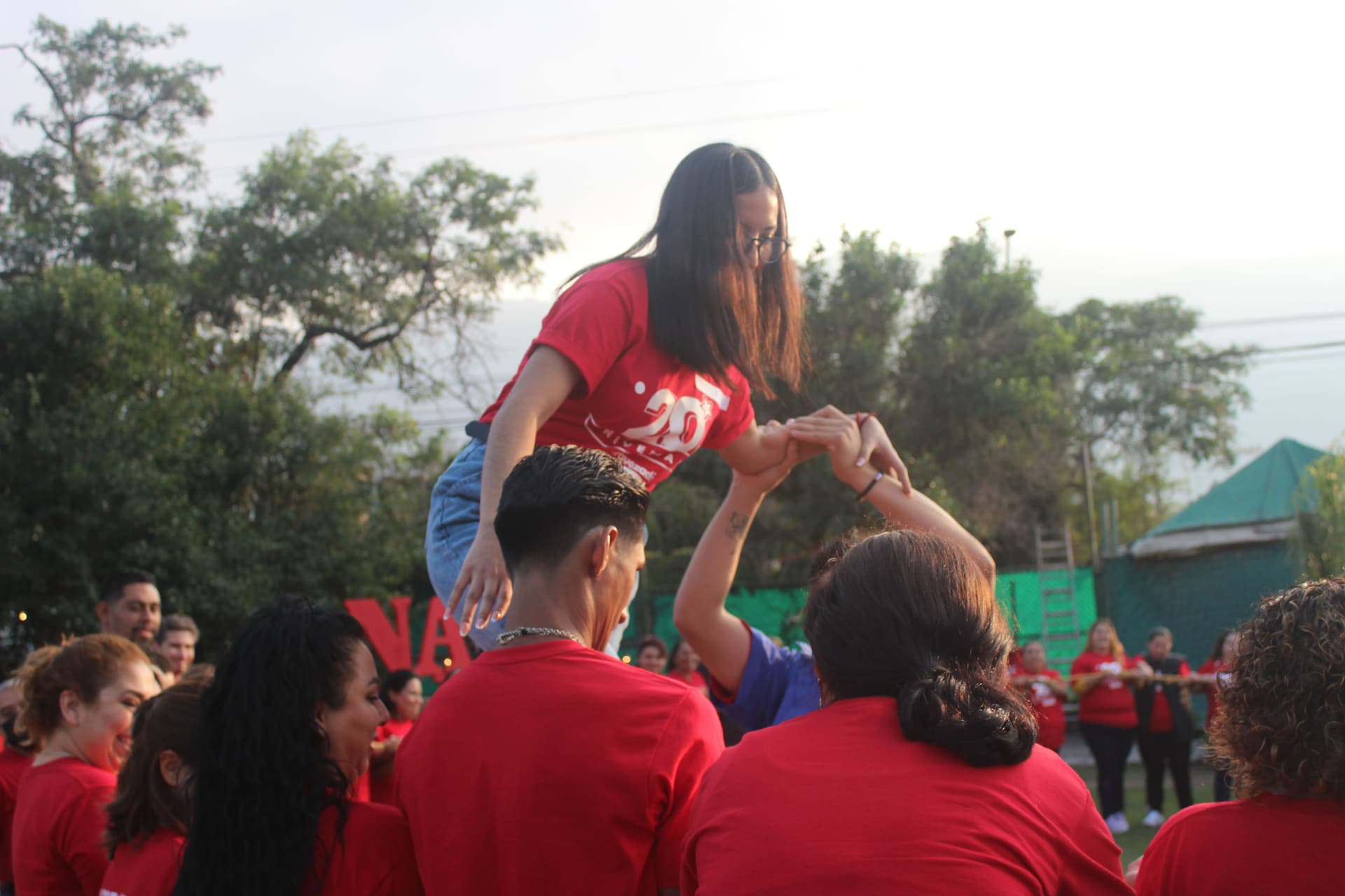 Equipo de ALYAX trabajando en equipo en un entorno natural, colaborando en una actividad grupal