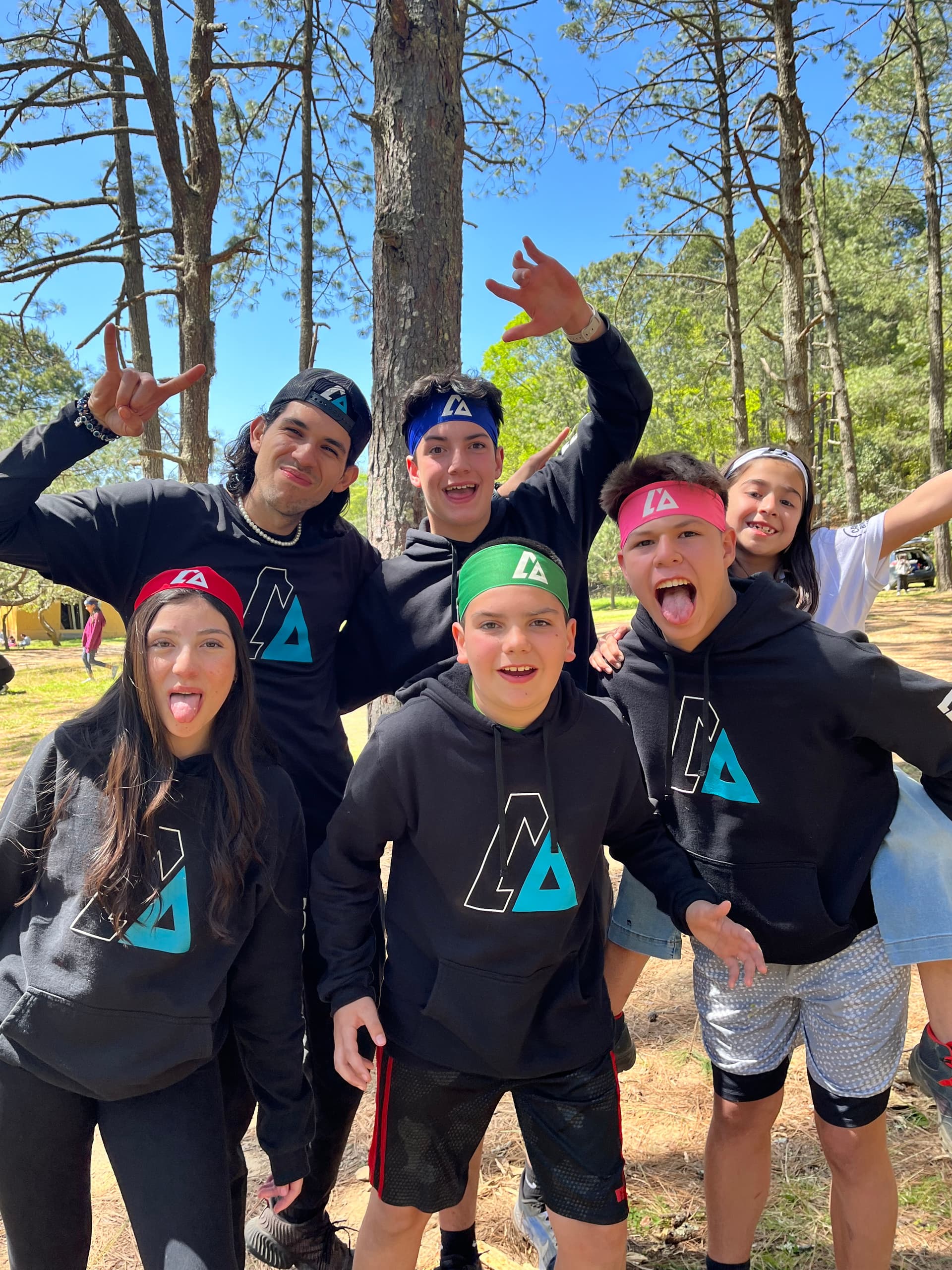 Niños posando juntos en un espacio al aire libre, mostrando la alegría de participar en actividades grupales del campamento