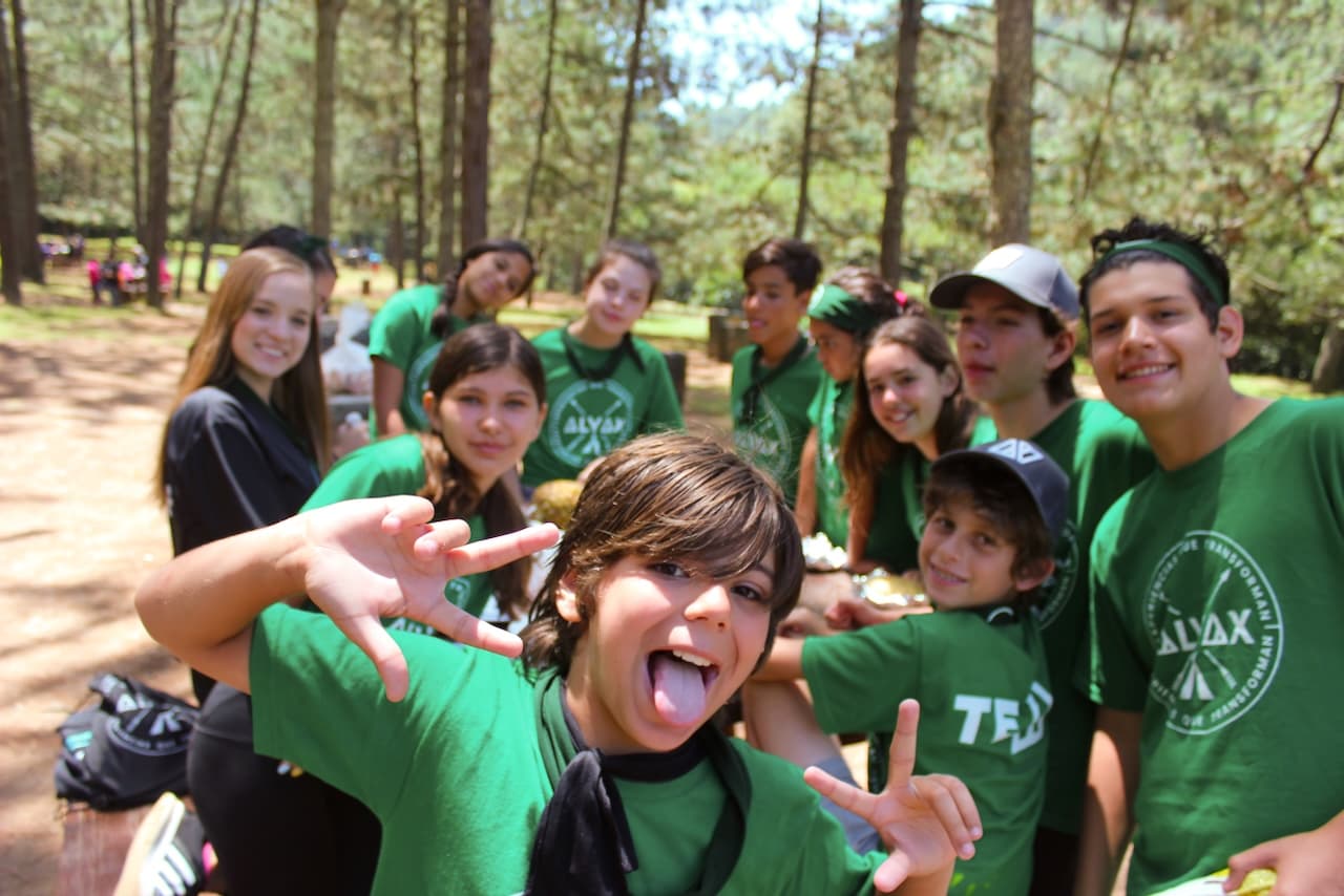 Grupo de niños realizando una actividad dinámica, disfrutando del aprendizaje y la diversión en un entorno natural