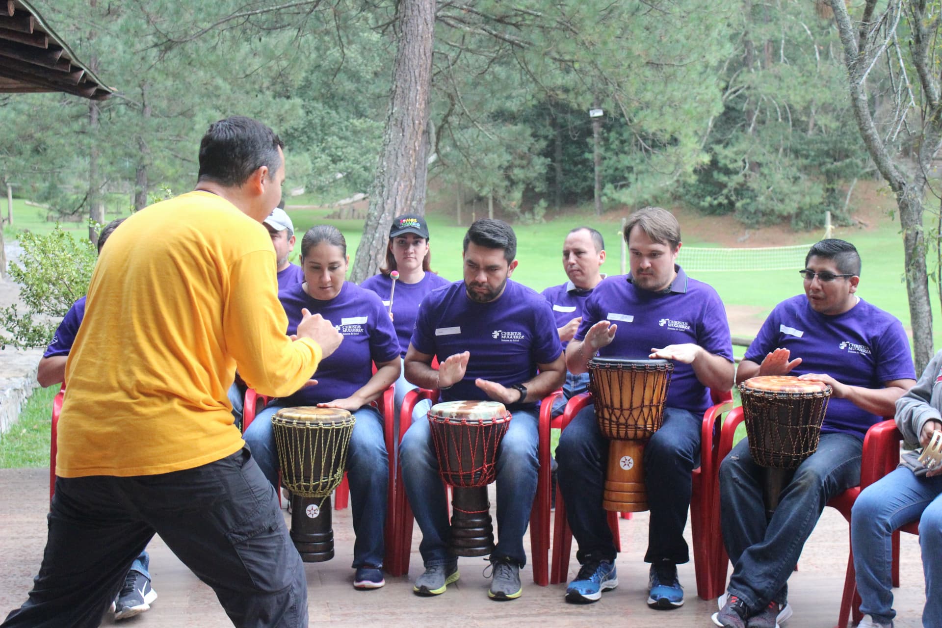 Grupo de colaboradores de ALYAX reunidos en un espacio al aire libre, usando camisetas deportivas, reforzando la unión del equipo
