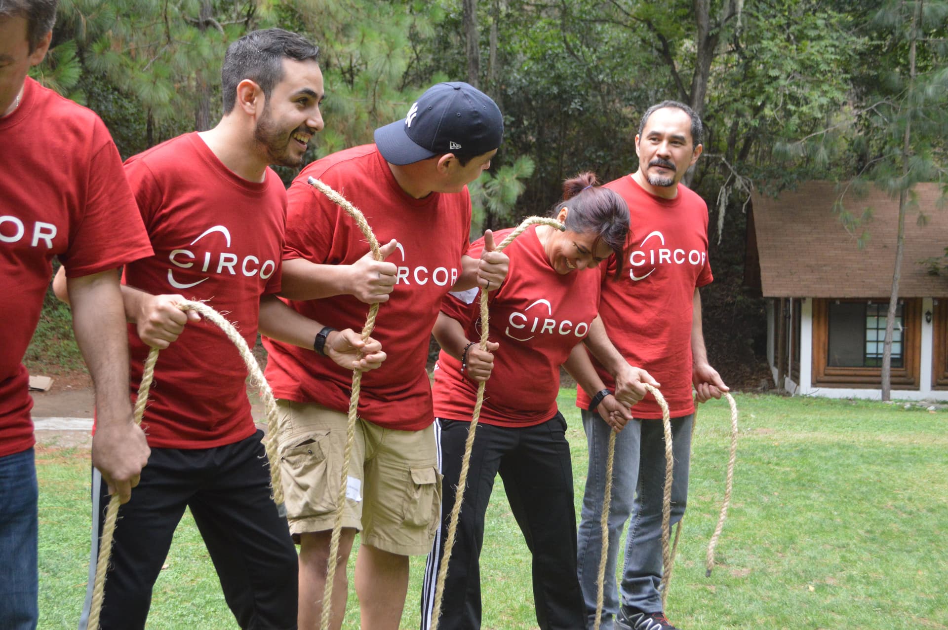 Participantes de ALYAX con camisetas rojas en una actividad de integración, enfatizando el trabajo en equipo y la conexión personal