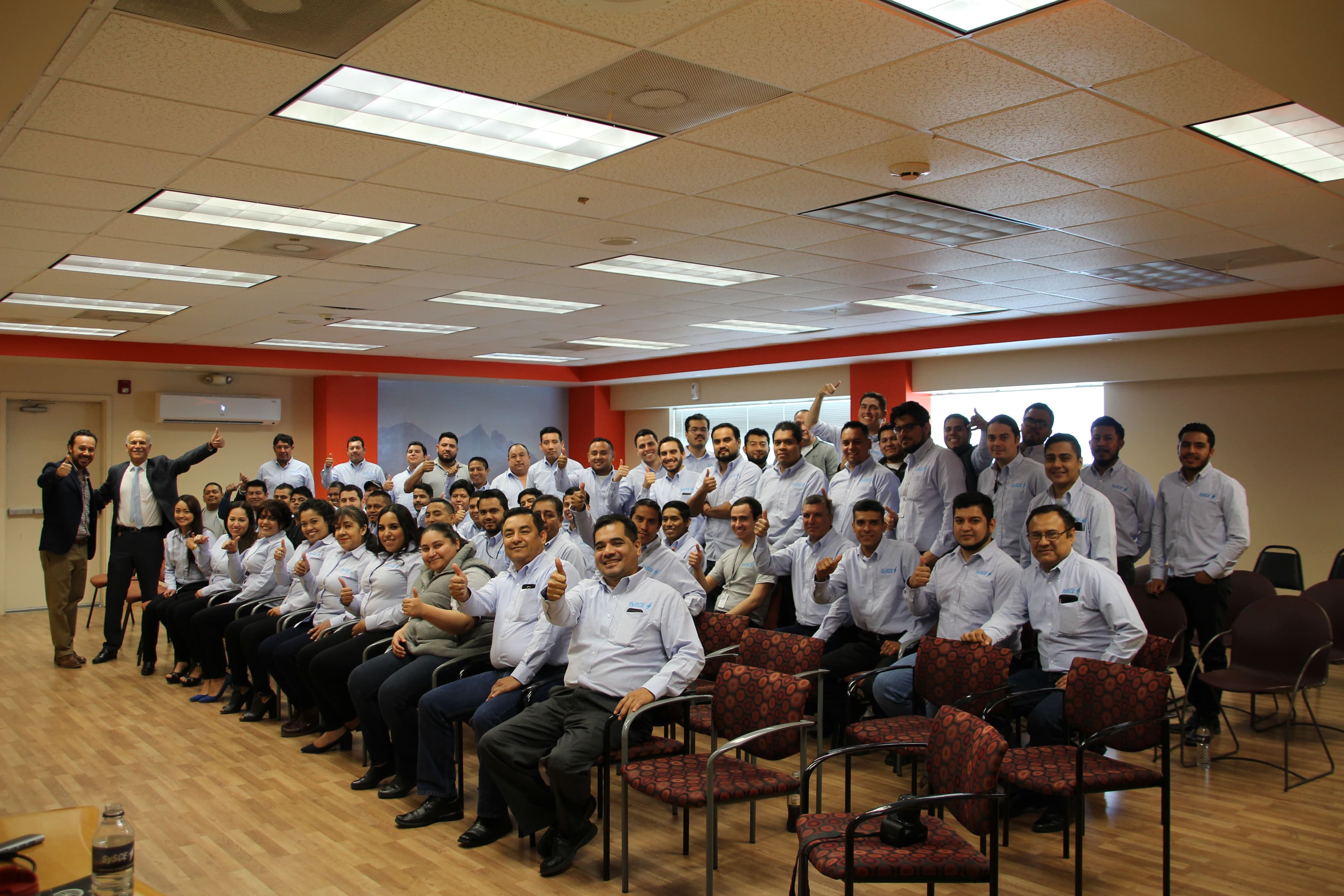 Grupo de profesionales recibiendo capacitación en liderazgo, enfocados en mejorar sus habilidades directivas en un entorno empresarial