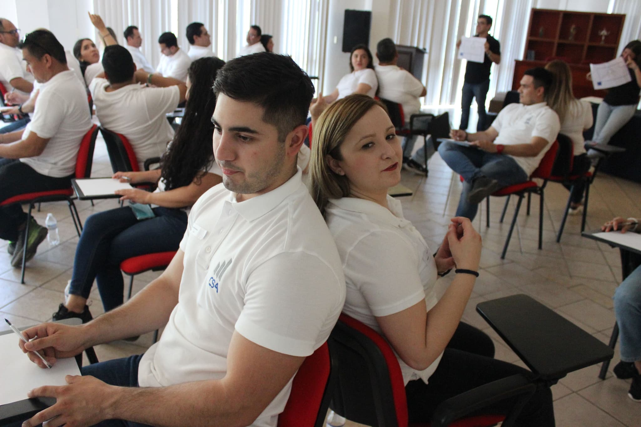 Asistentes en un espacio de aprendizaje colaborativo, explorando técnicas para fomentar el liderazgo dentro de sus organizaciones