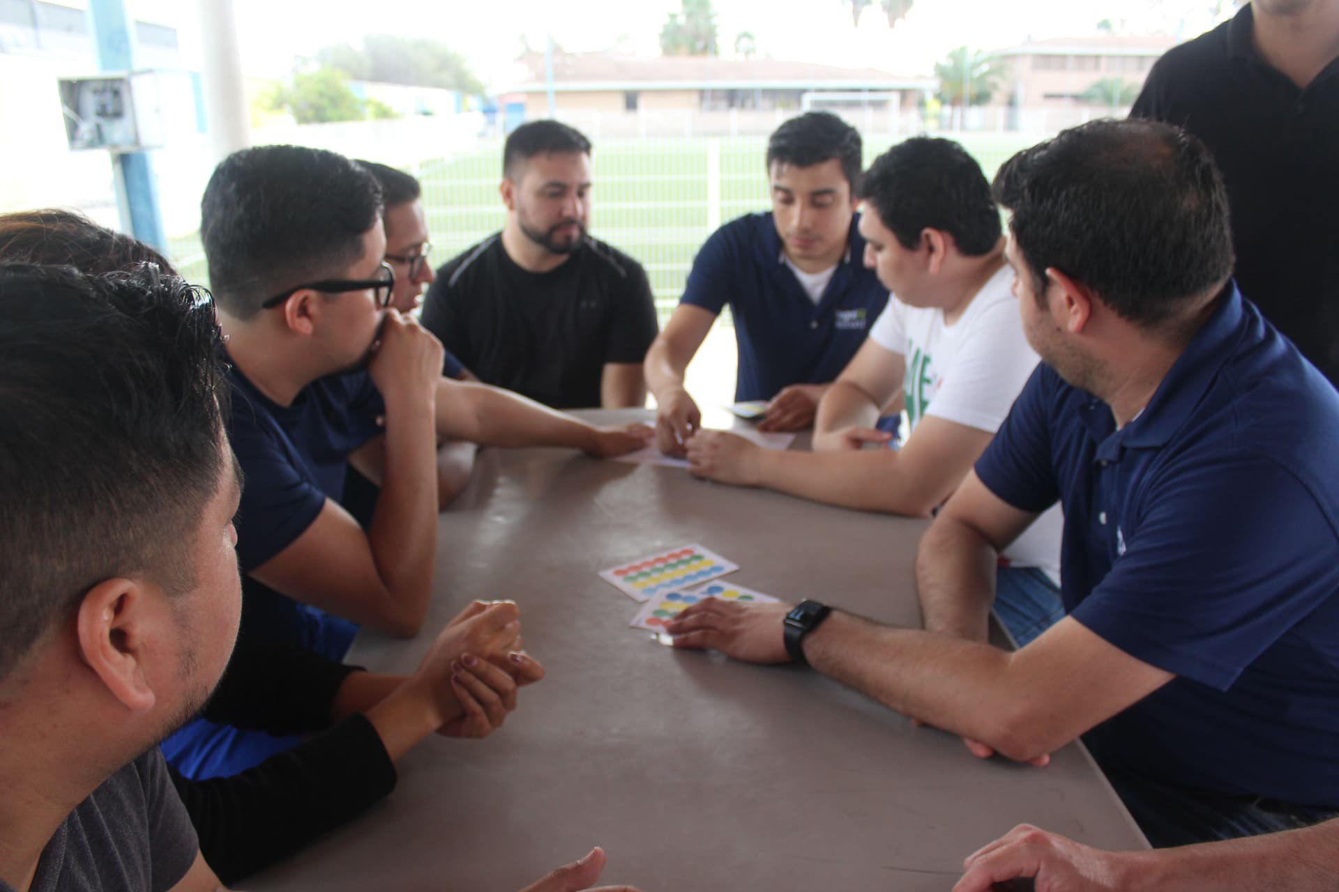 Grupo interactuando durante un ejercicio diseñado para reforzar la colaboración y la resolución de conflictos