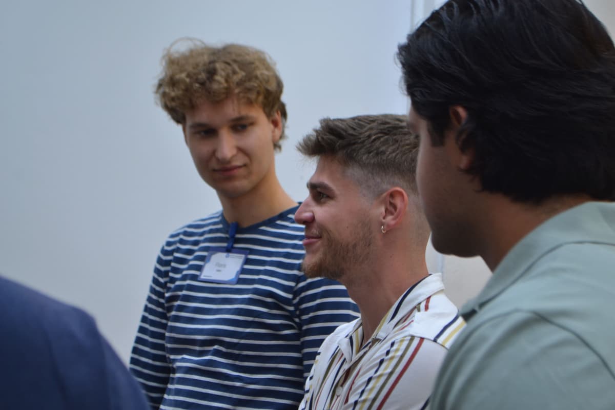 Participantes interactuando en una dinámica grupal para fortalecer habilidades de comunicación y trabajo en equipo
