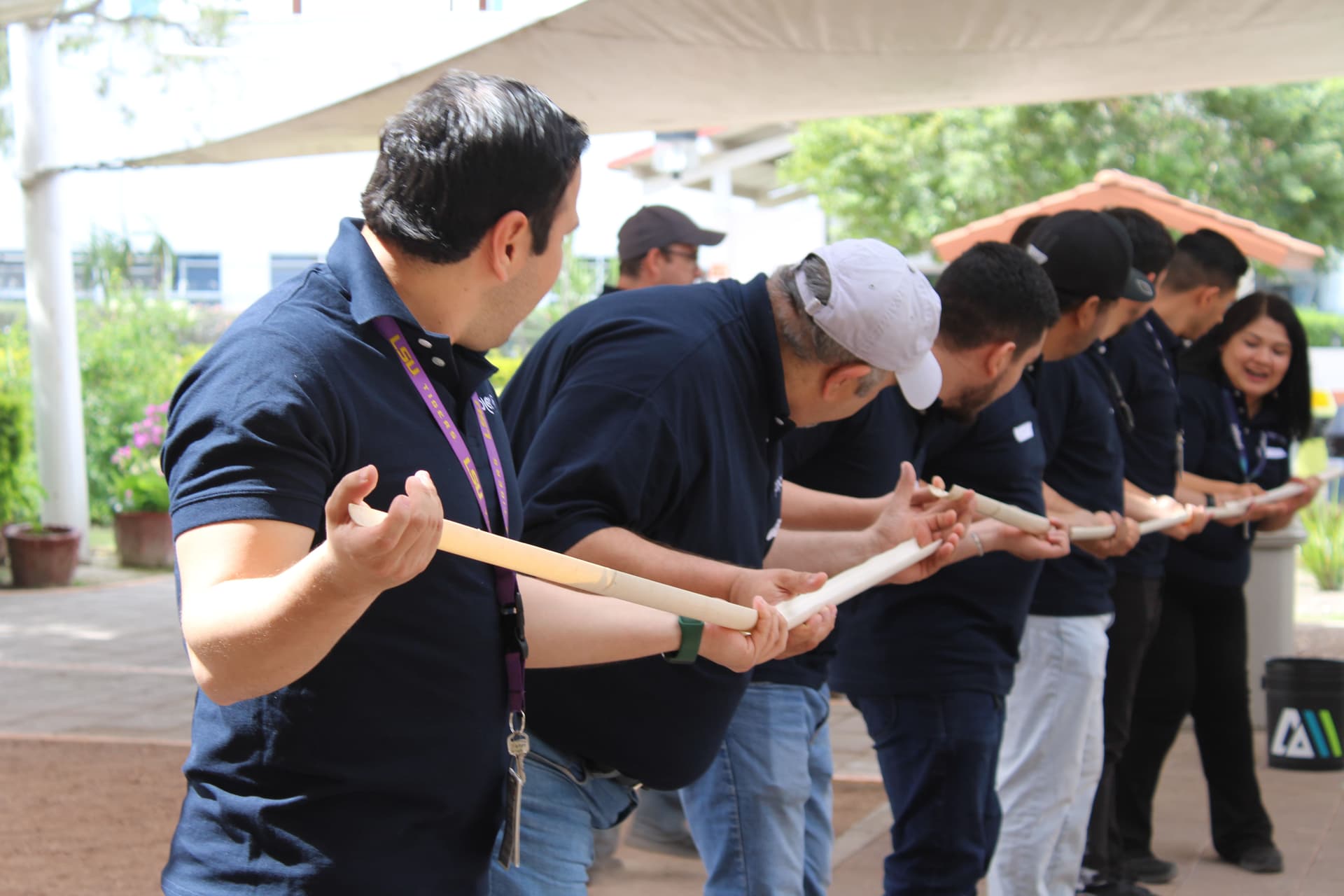 Participantes trabajando juntos en una actividad práctica al aire libre, reforzando habilidades de comunicación