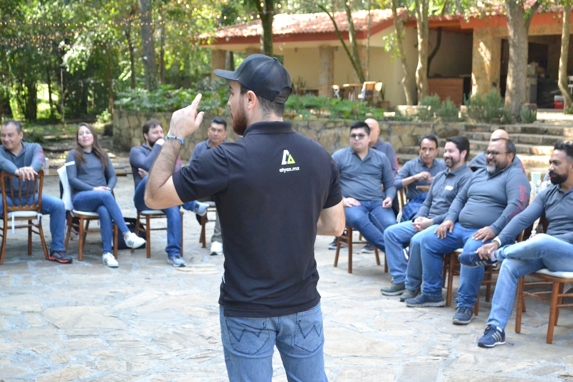 Líder facilitador de ALYAX orientando a un grupo durante una sesión de aprendizaje en Monterrey