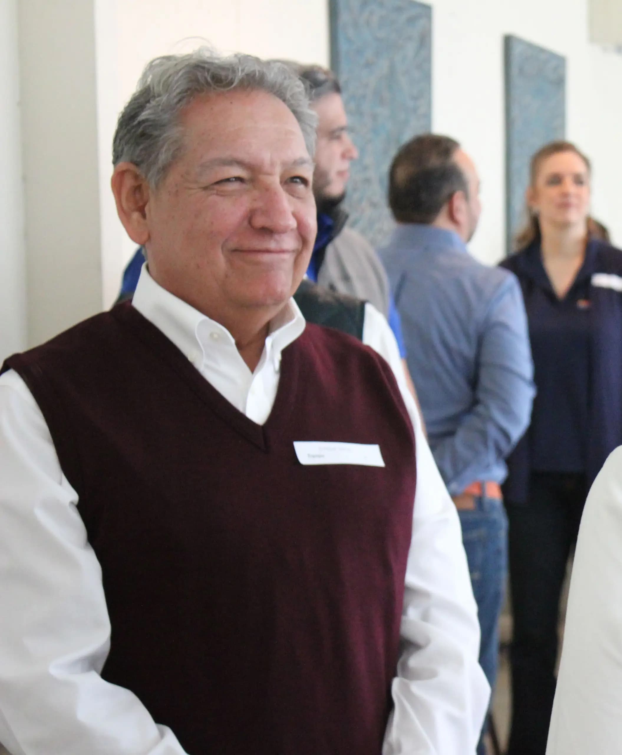 Participantes construyendo una torre con bloques como símbolo de planificación y trabajo en equipo