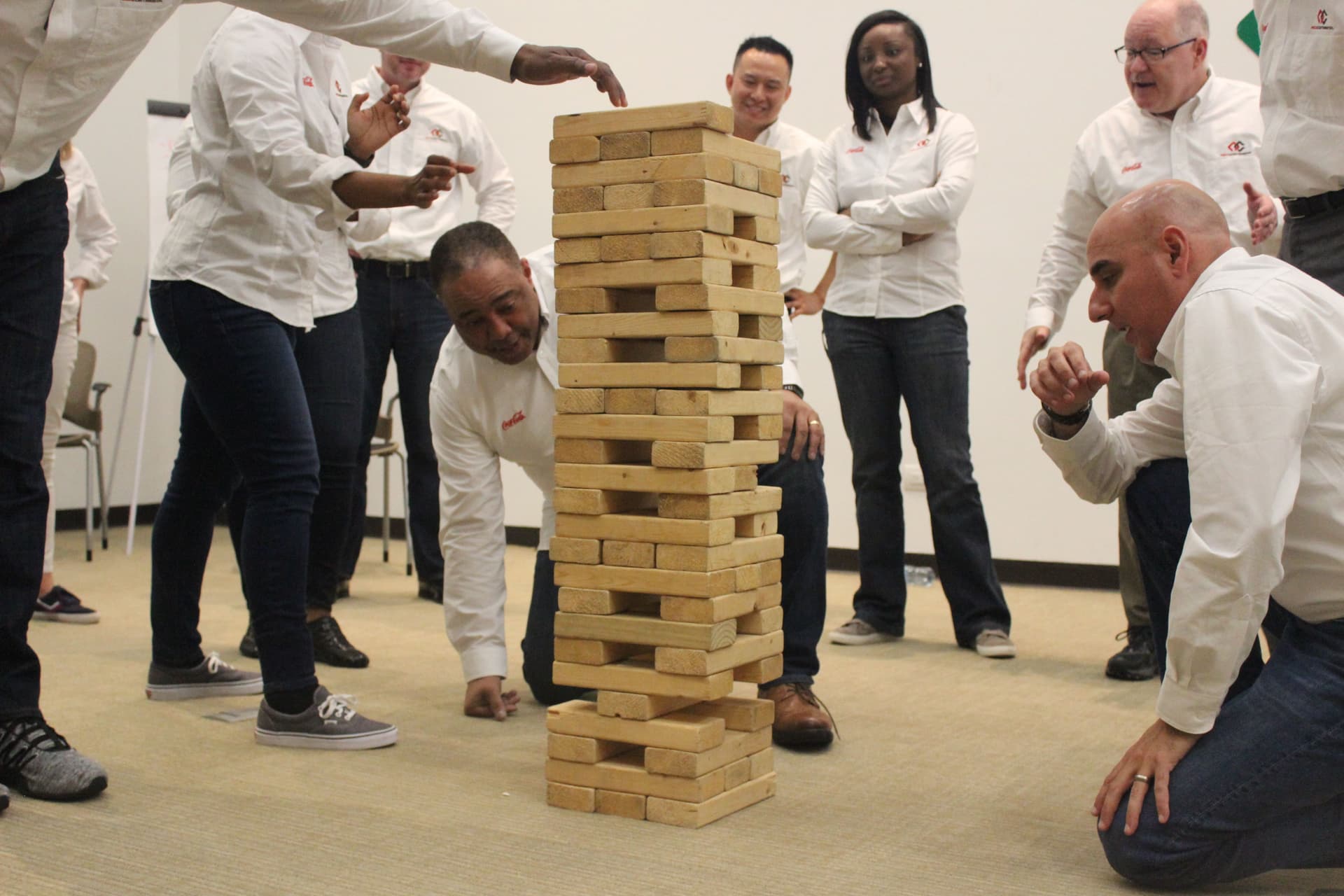 Ejercicio práctico con bloques de madera, diseñado para enseñar planificación estratégica y coordinación grupal