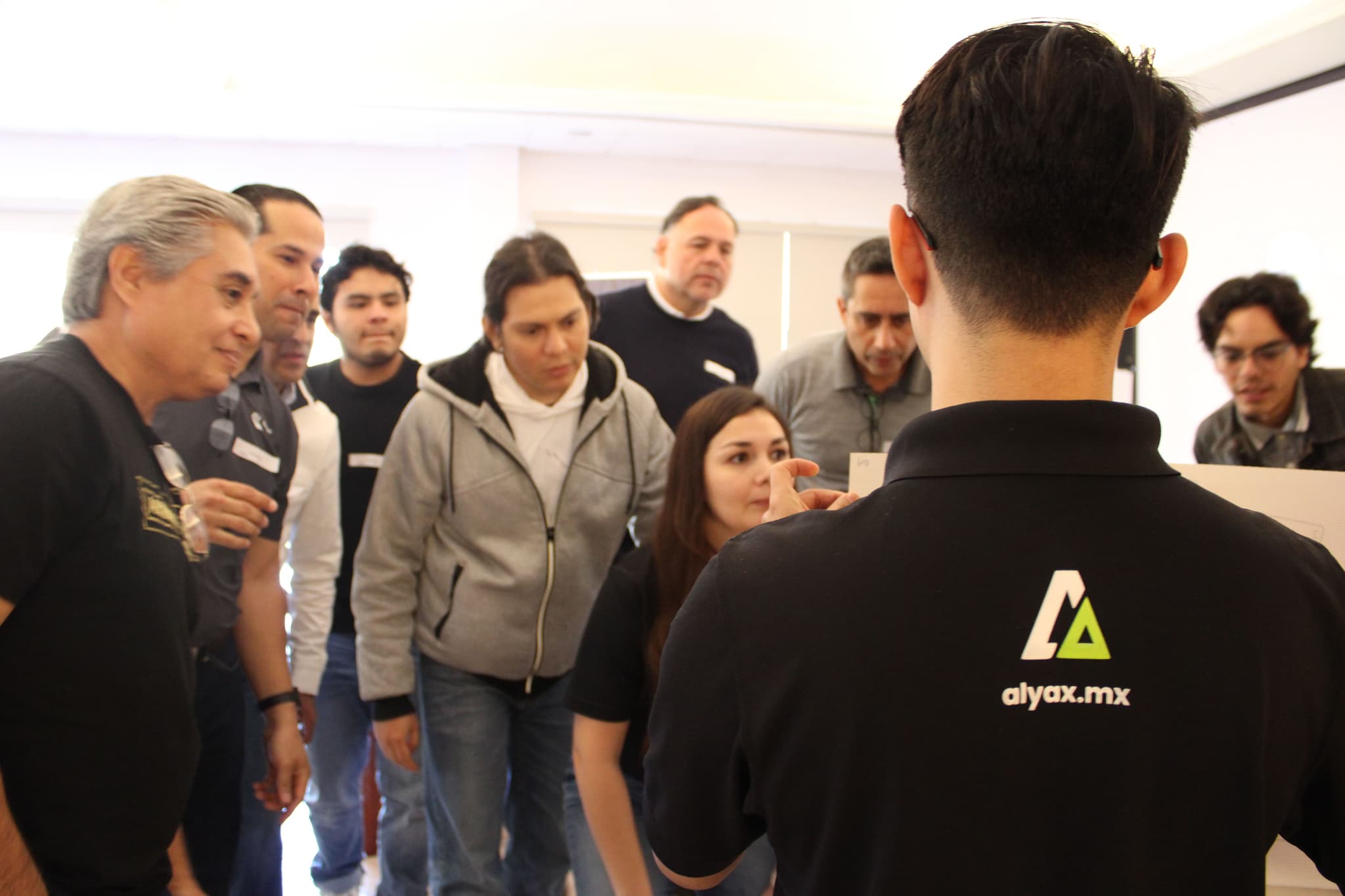 Grupo de colaboradores en una sesión grupal, compartiendo experiencias y creando estrategias para liderar equipos con éxito