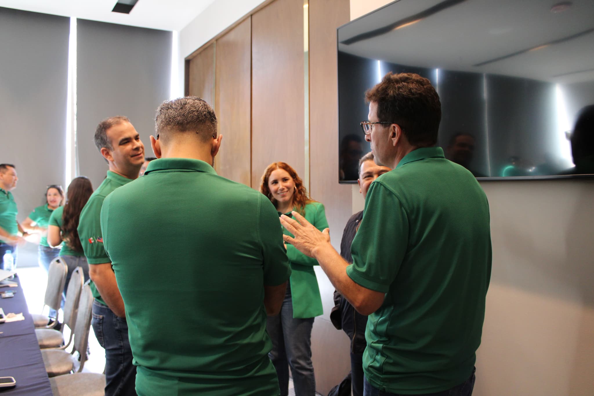 Facilitador de ALYAX guiando una dinámica grupal, promoviendo la integración y el trabajo conjunto