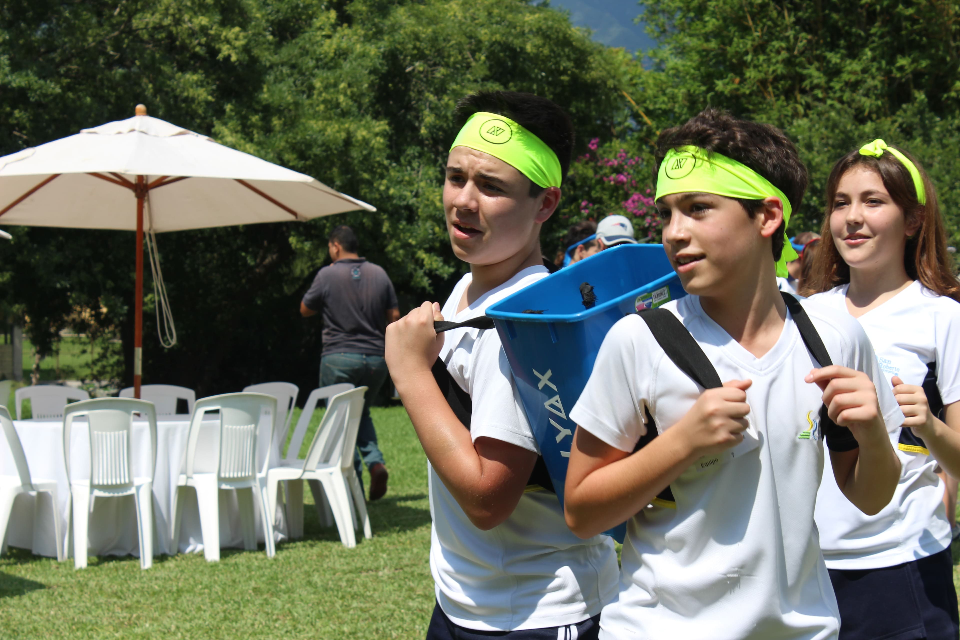 Grupo de alumnos en una actividad práctica, reforzando la importancia de la comunicación y el esfuerzo conjunto