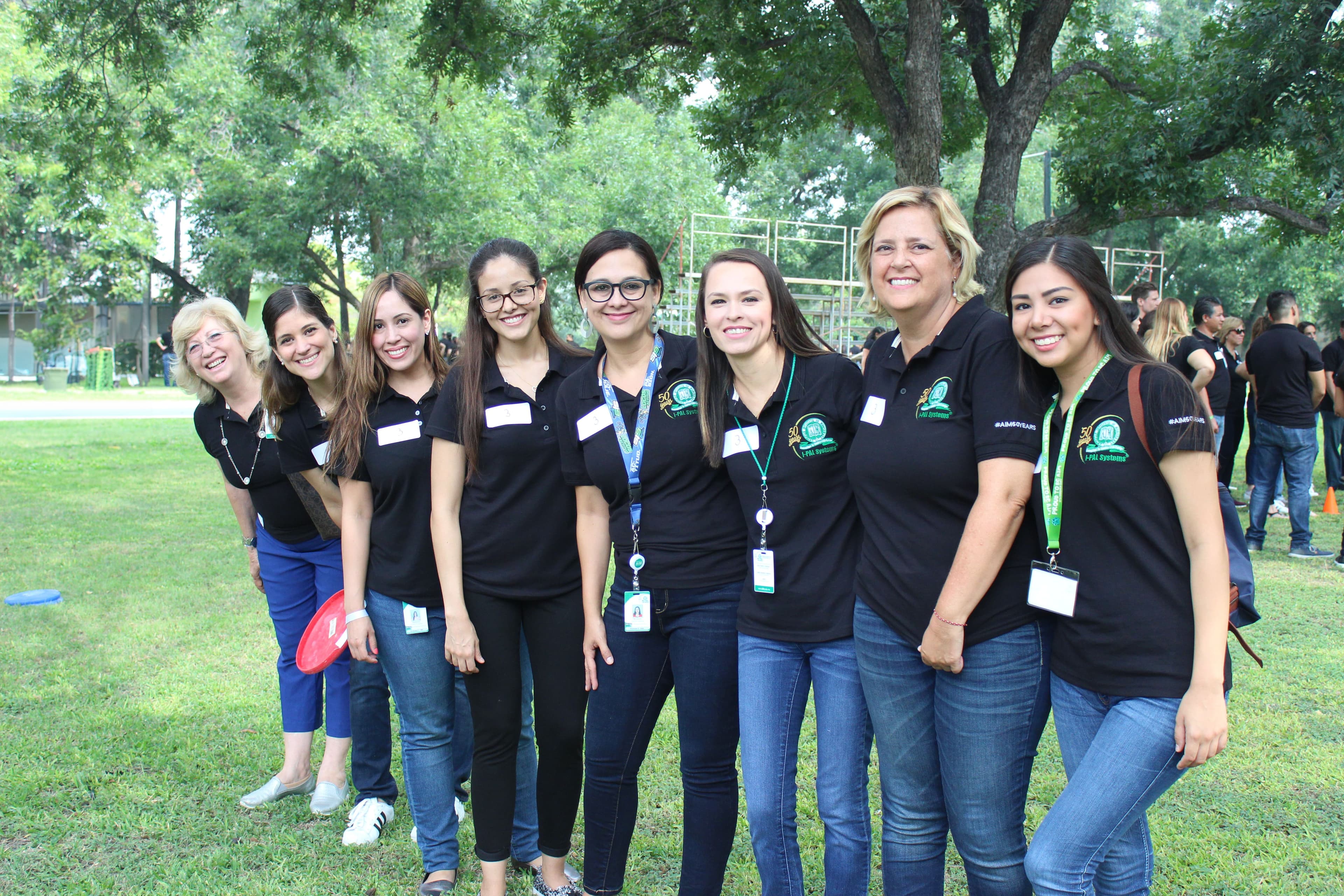 Grupo de maestros posando al aire libre después de participar en actividades de integración, mostrando unión y camaradería