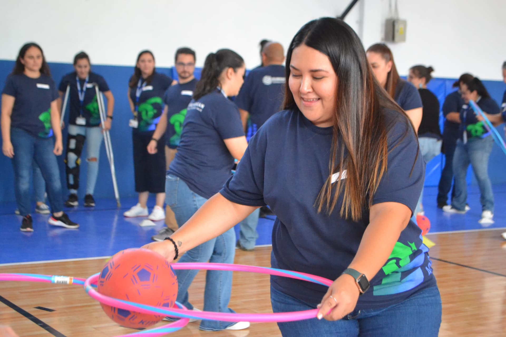 Docentes completando un desafío práctico con bloques de madera, fomentando la planificación y el trabajo en equipo