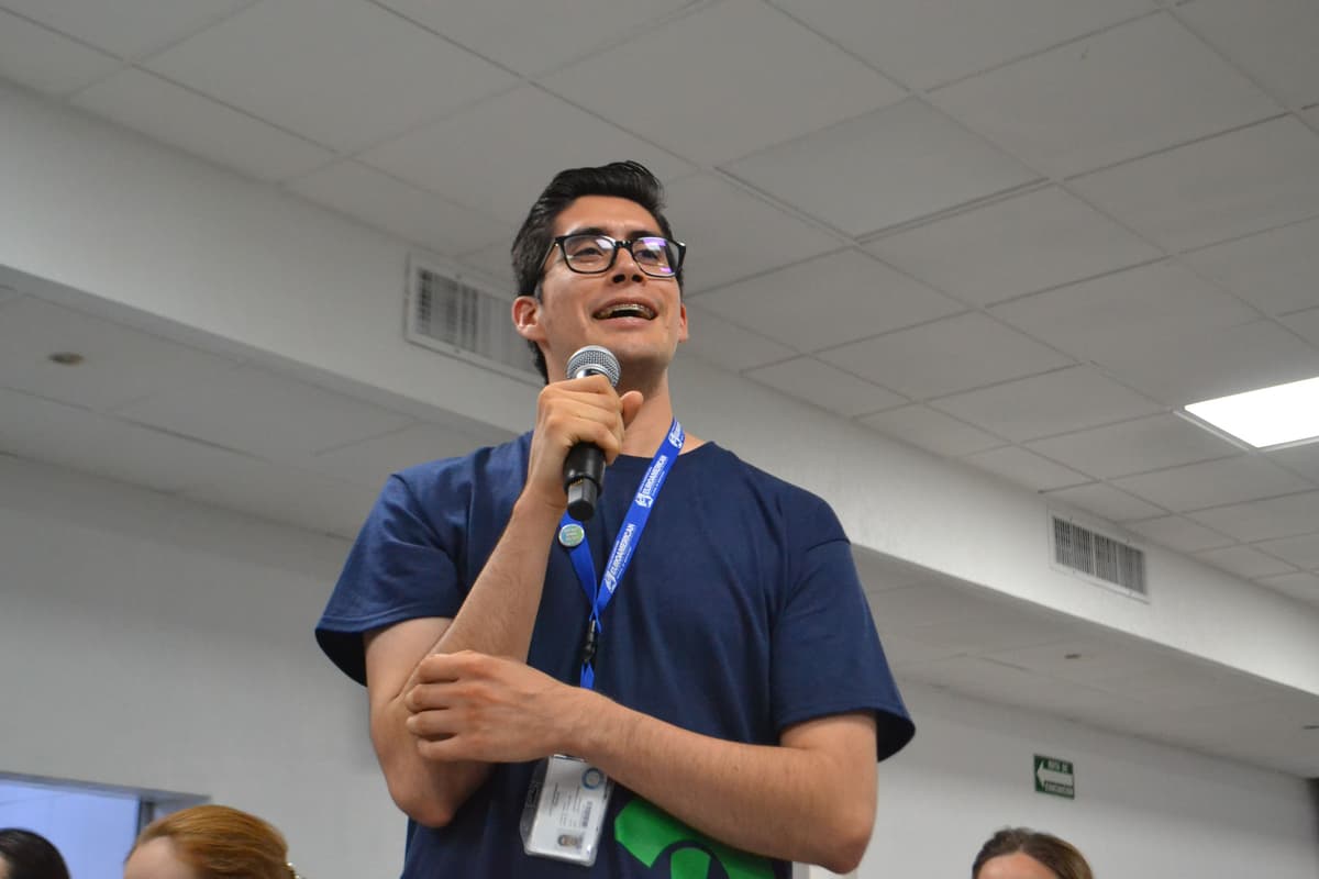 Facilitador hablando frente a un grupo de maestros, guiando actividades que promueven la integración y el liderazgo