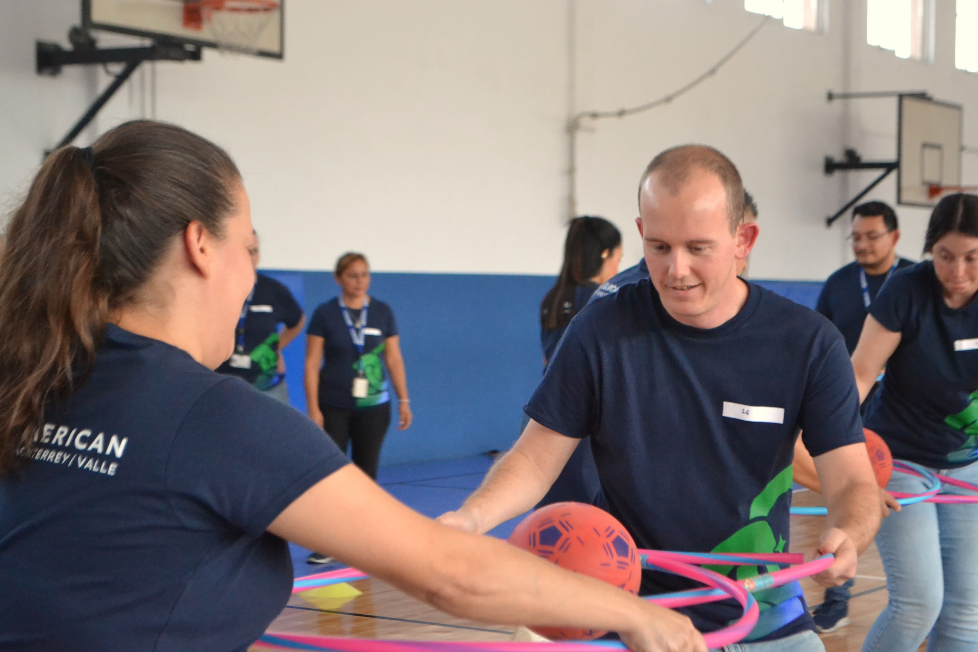Docentes colaborando en un ejercicio grupal, fortaleciendo el trabajo en equipo a través de la resolución de desafíos