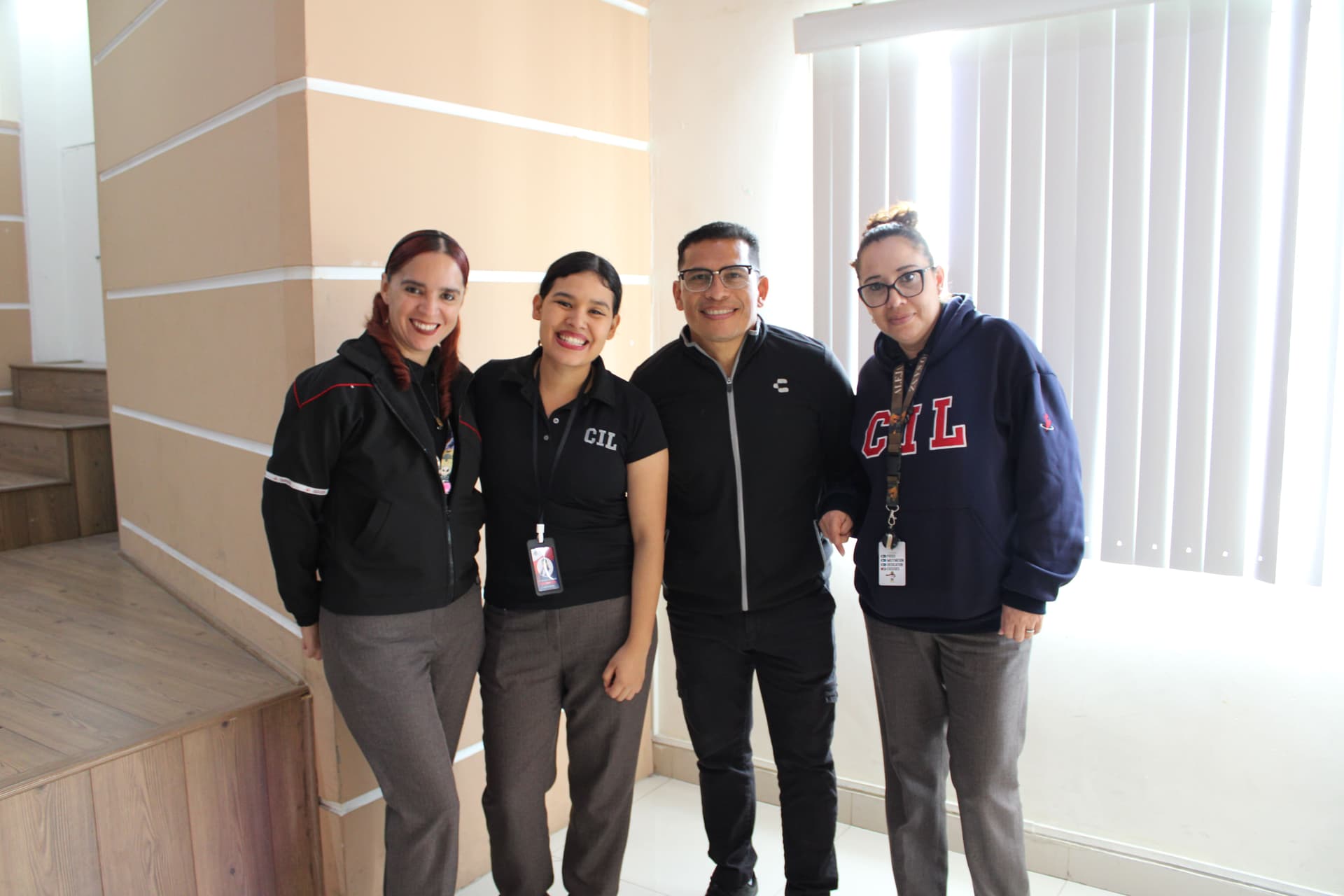 Grupo de maestros posando juntos después de finalizar las actividades, reflejando la unión y el compañerismo logrados