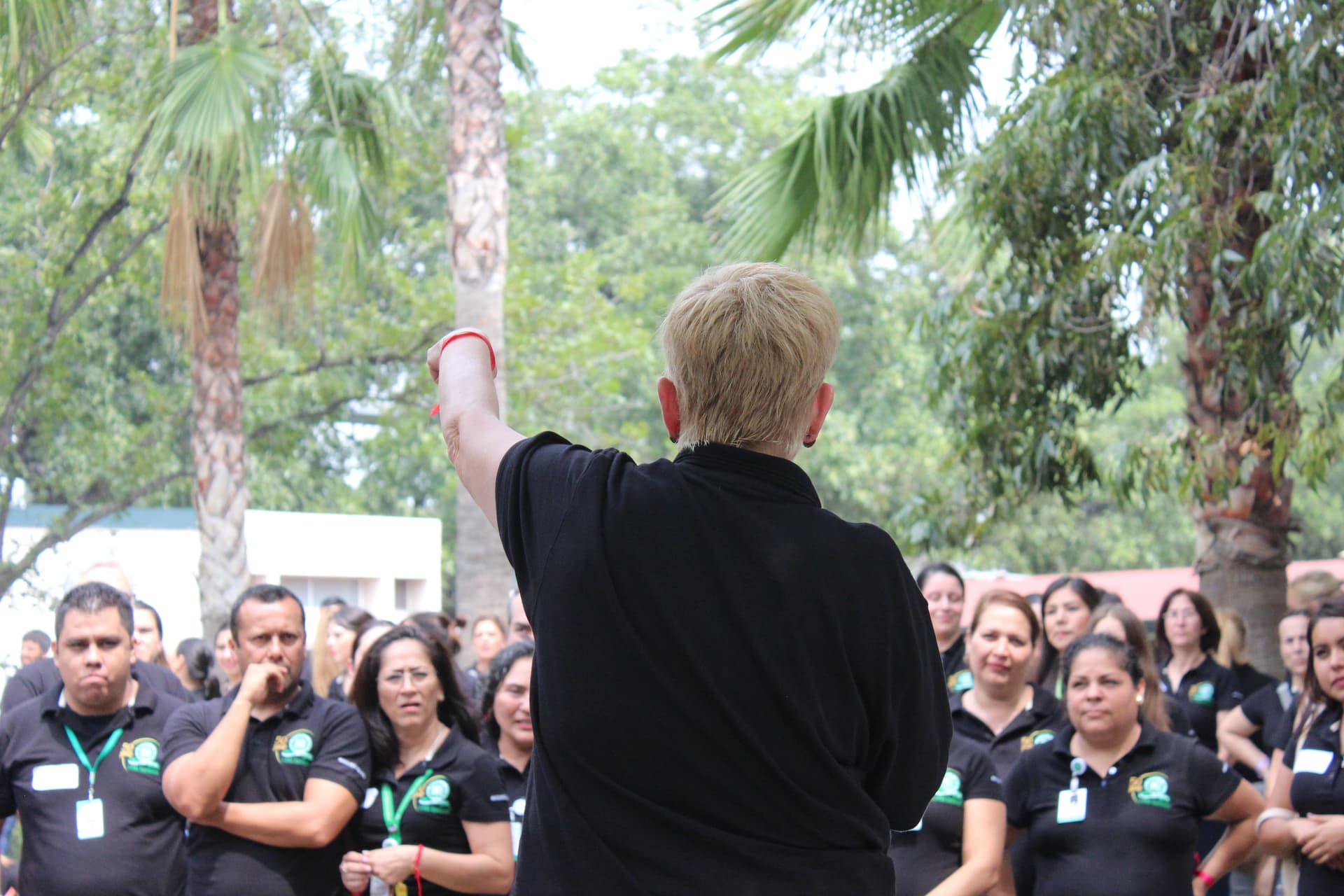 Facilitador motivando a los docentes mientras realiza un ejercicio práctico, mostrando el impacto de la integración