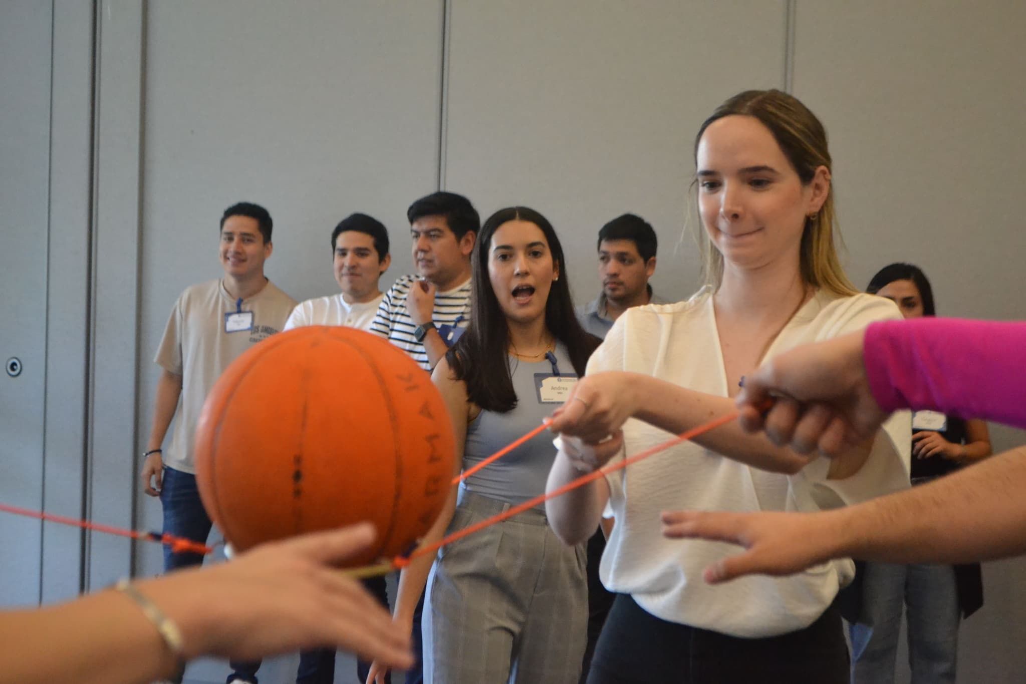 Docente concentrado durante una actividad práctica, mostrando cómo las dinámicas fortalecen la resolución de problemas
