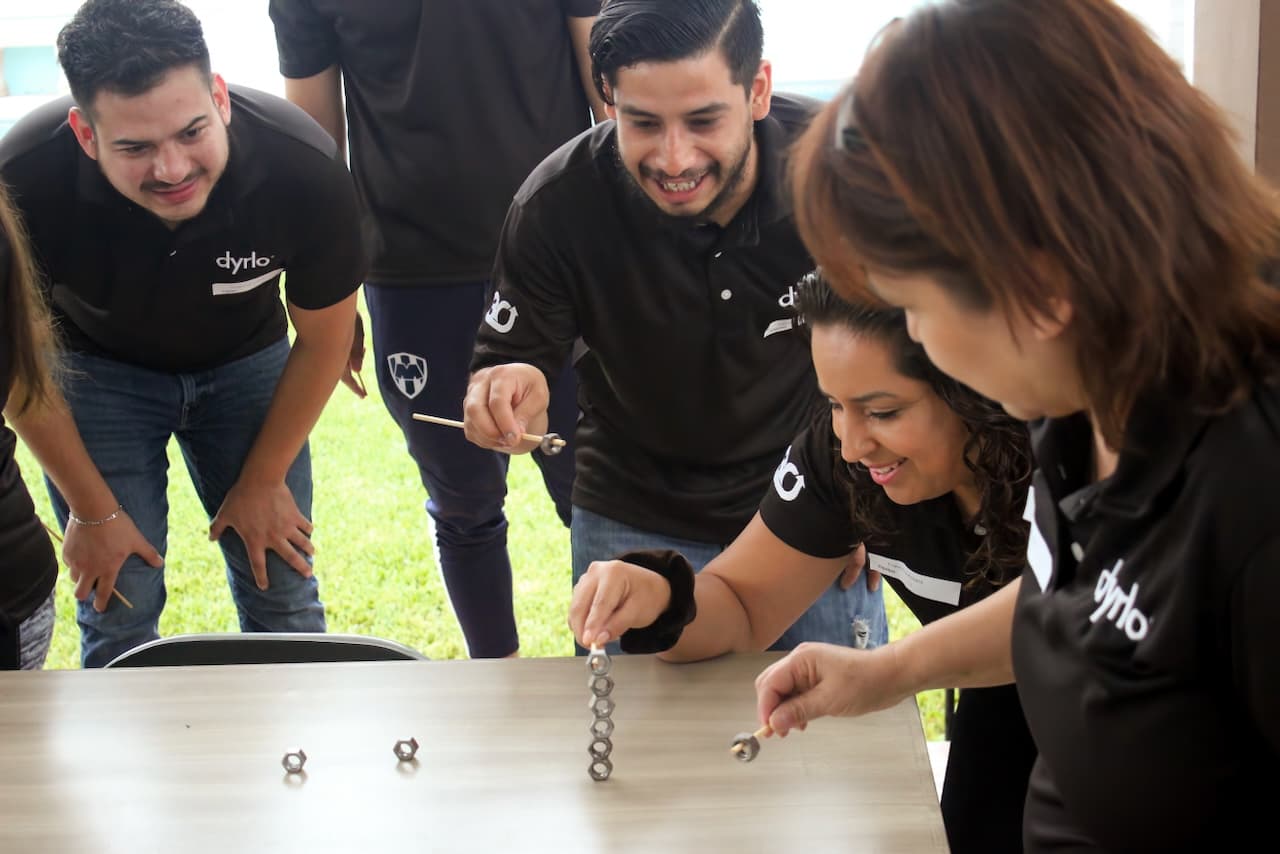 Facilitador de ALYAX guiando a un grupo de maestros en una actividad, promoviendo el aprendizaje dinámico y práctico