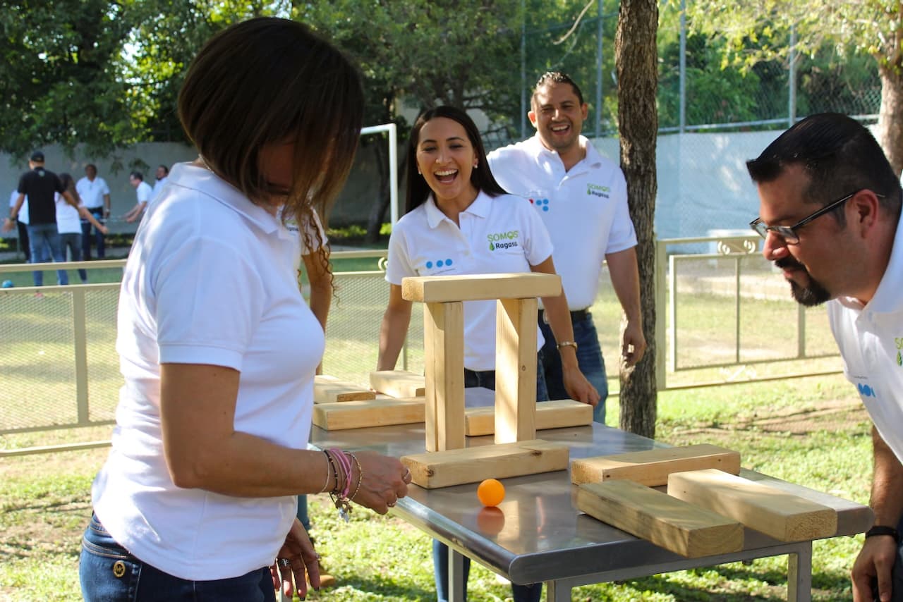 Ejecutivo sonriente durante una sesión, reflejando confianza y satisfacción con el aprendizaje adquirido