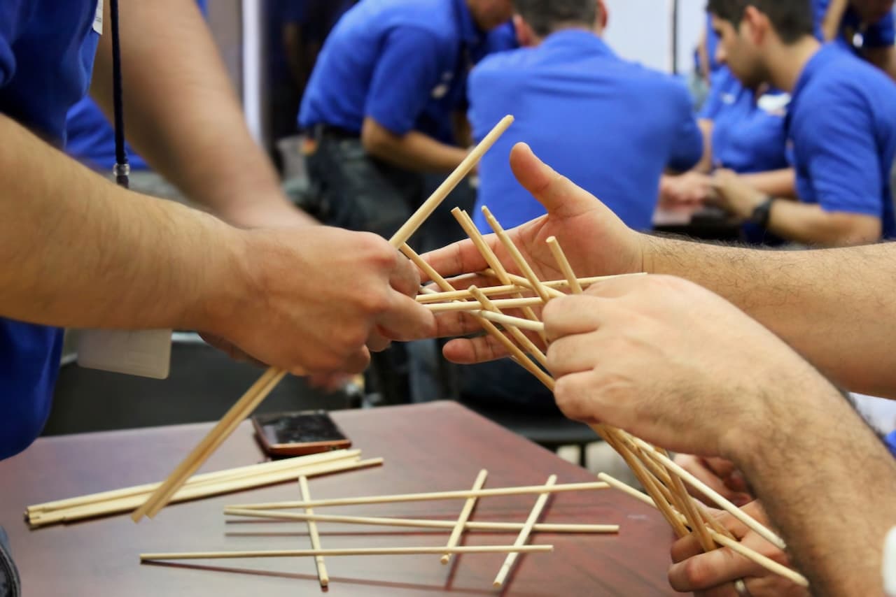 Dinámica práctica que enseña a los asistentes cómo resolver problemas bajo presión y fortalecer la toma de decisiones