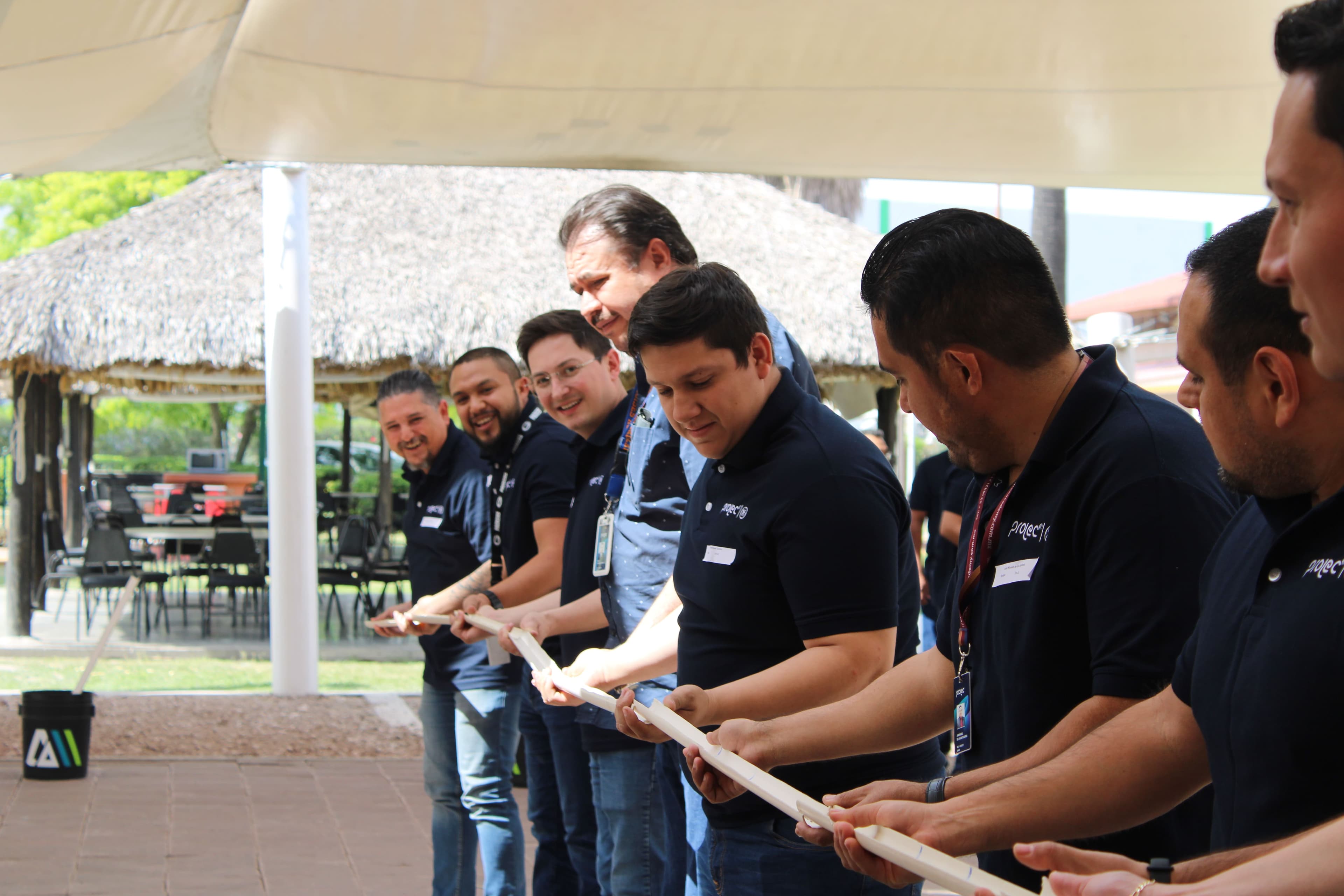 Participantes en una actividad de integración de ALYAX, aprendiendo a trabajar en equipo en un entorno dinámico y colaborativo