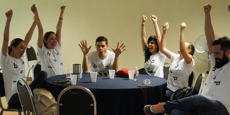 Personas Festejando Dinamicas para desarrollar el liderazgo ALYAX en Monterrey