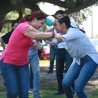 Jugando con balon en la frente Integracion de Equipos con Team Building para Empresas ALYAX en Monterrey