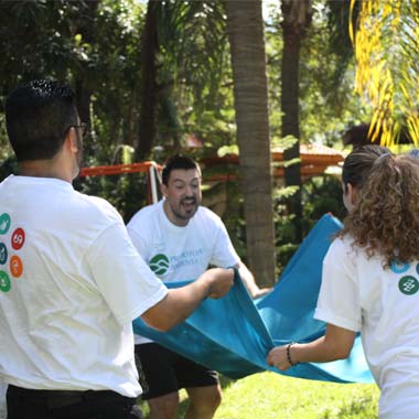 Grupos de personas con playera blanca jugando Rally de Integracion para Empresas ALYAX Monterrey